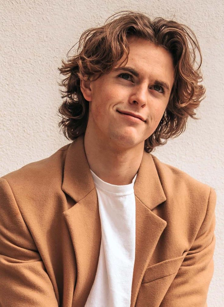 Shoulder-length flowing hair with natural movement and masculine texture trending in 2026